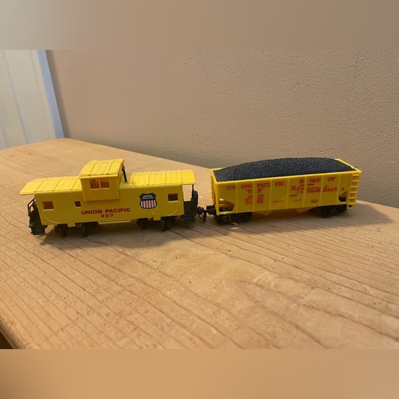 HO scale Union Pacific Wide Vision Caboose #207 and Coal Hopper - Picture 5 of 5